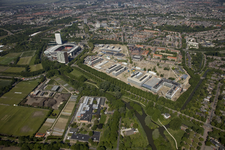 802586 Luchtfoto van de bouw van het nieuwe Hoofdkwartier van de Koninklijke Landmacht op het terrein van de ...